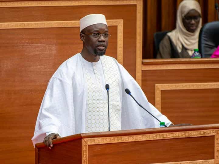 Ousmane Sonko et la loi du silence : l’invocation de l’article 86.6 et le grand jeu politique au Sénégal