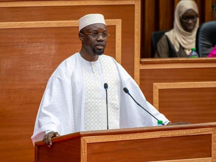 Ousmane Sonko et la loi du silence : l’invocation de l’article 86.6 et le grand jeu politique au Sénégal