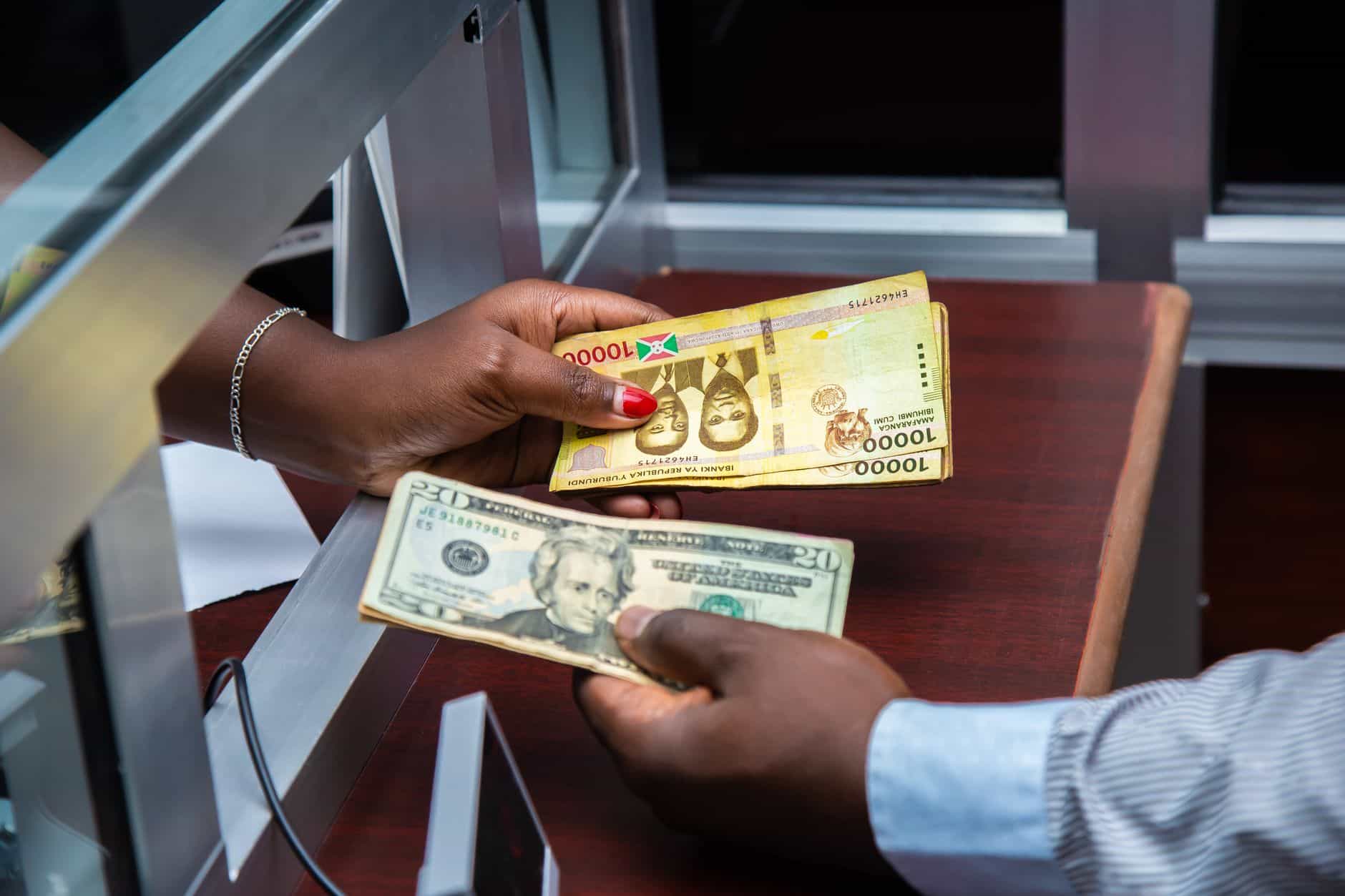 278 milliards de dollars : l'argent de la diaspora africaine passe par les banques, mais à quel prix ?