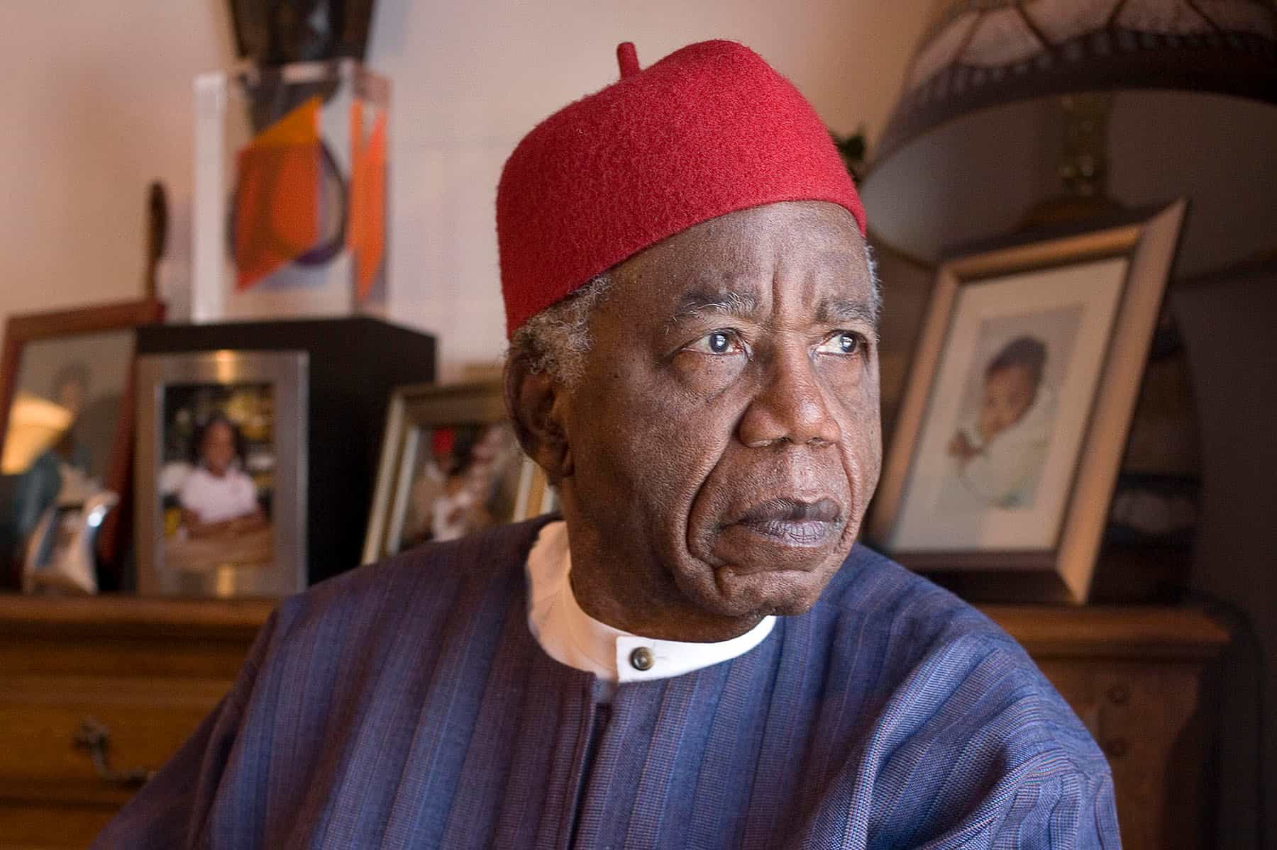 Chinua Achebe et le poids de la mémoire : quand l'intellectuel natif réécrit l'histoire