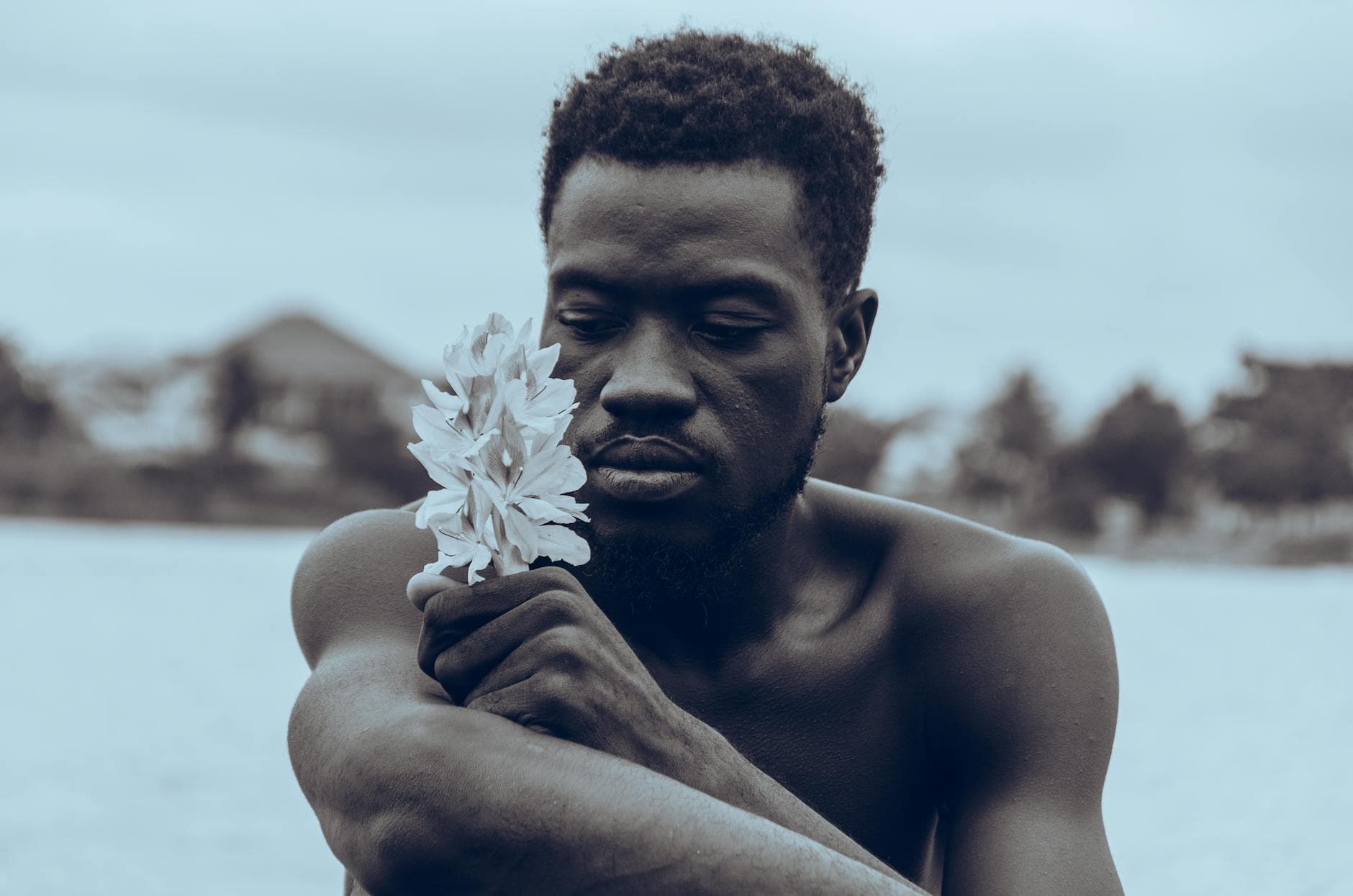 Poussière, divinité et désir : réappropriation des identités queer dans l’Afrique de l’Ouest précoloniale