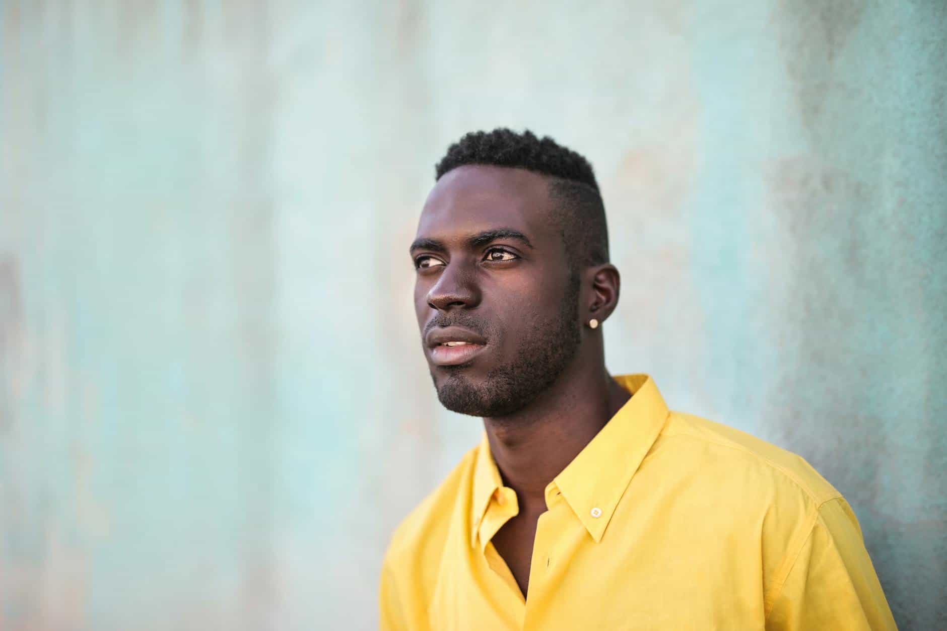L’énigme des hommes bien : quand le charme devient un bouclier