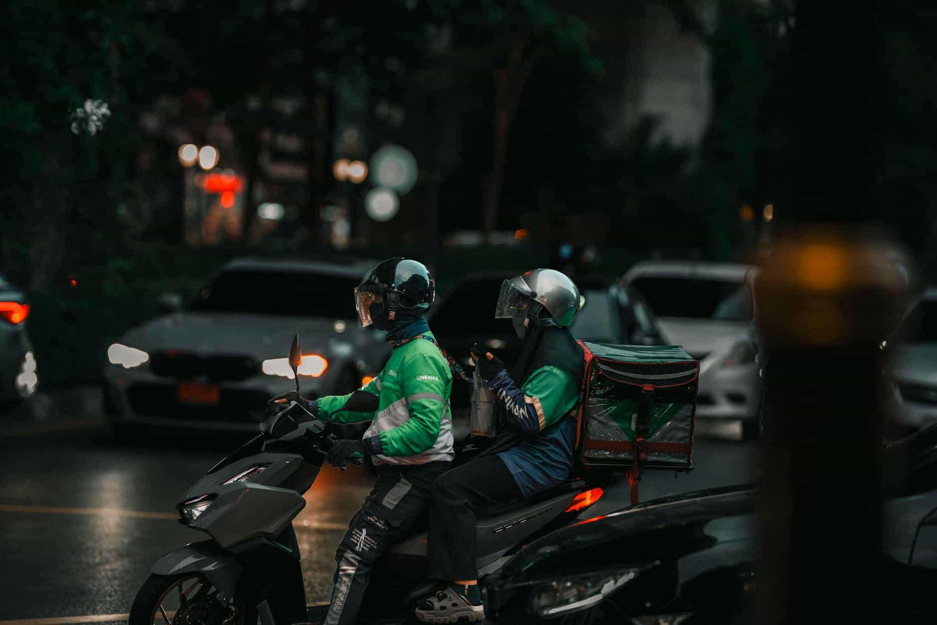 Les fils de la nuit : quand Dakar redéfinit la masculinité à l’ombre des livraisons