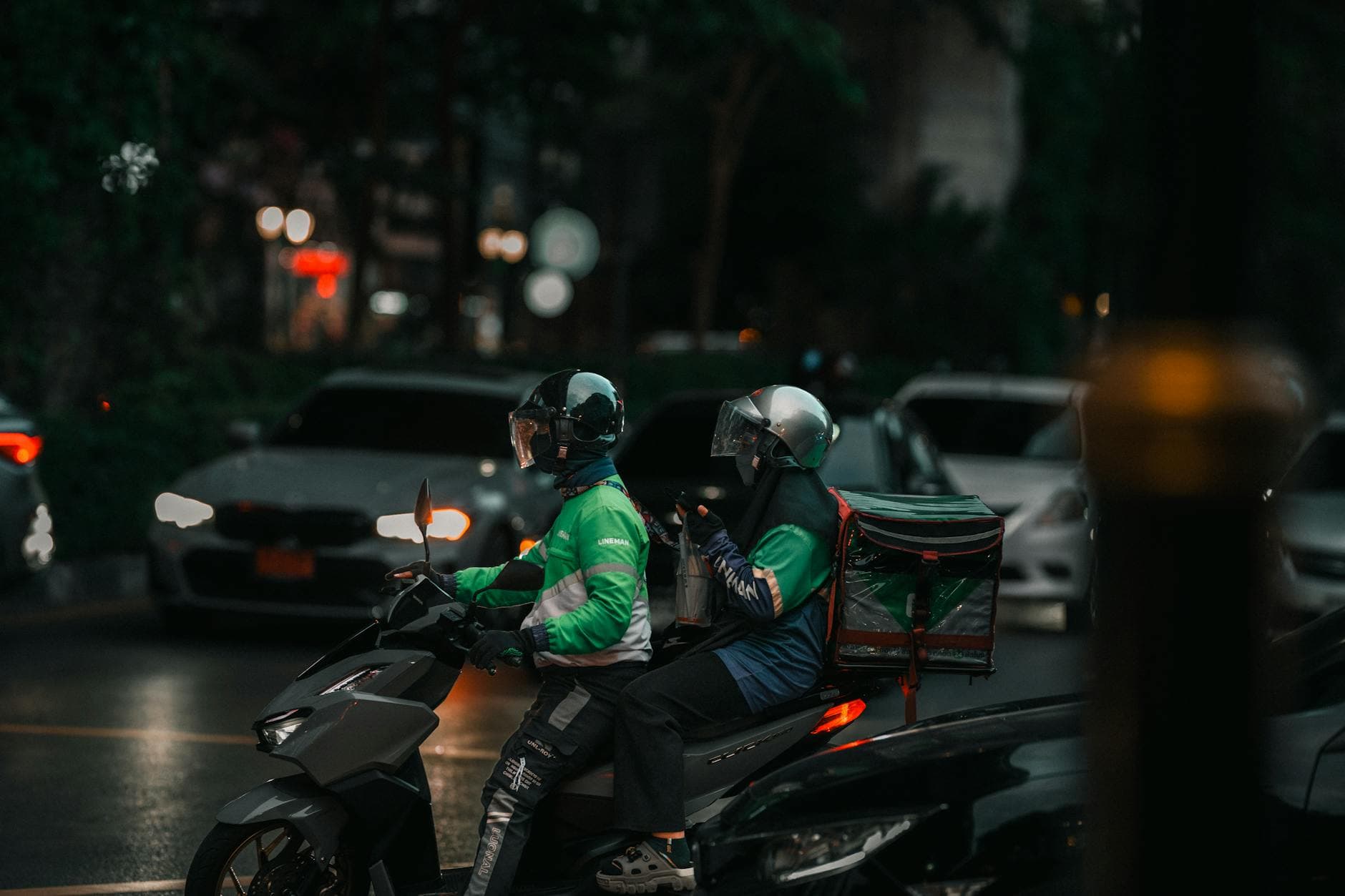 Les fils de la nuit : quand Dakar redéfinit la masculinité à l’ombre des livraisons