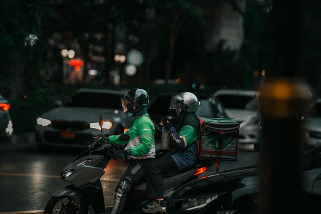 Les fils de la nuit : quand Dakar redéfinit la masculinité à l'ombre des livraisons